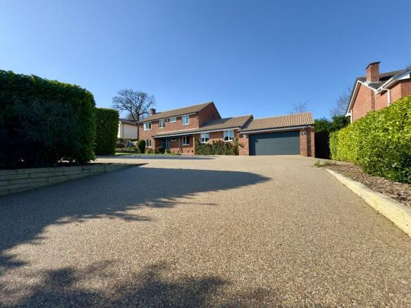 4 bed property, in Grangelea Gardens, £1,100,000