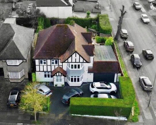5 bed property, in Hazel Gardens, £1,325,000