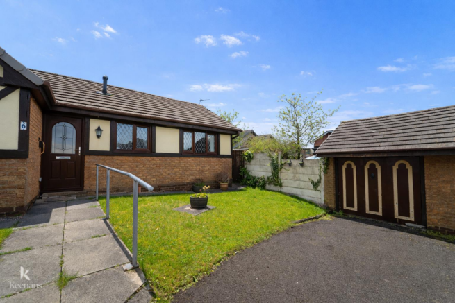 2 bed property, in Clockhouse Court, £225,000