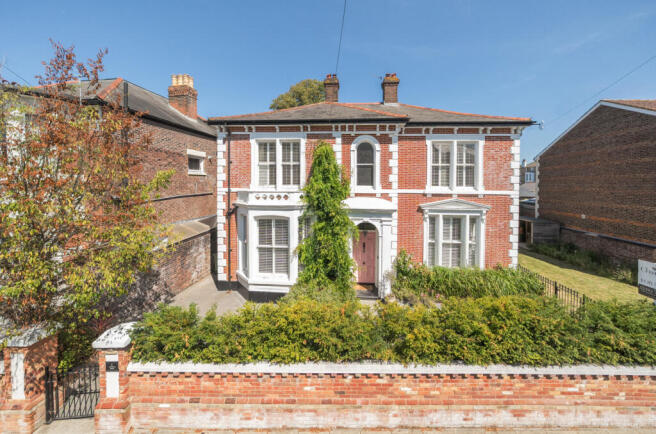 4 bed property, in Victoria Grove, £1,600,000