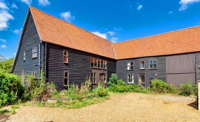 6 bed property, in Manor Farm Court, £800,000