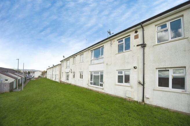 2 bed property, in Maes-Y-Felin, £50,000