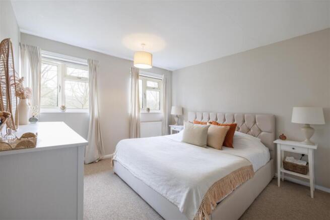 3 bed property, in Park Walk, £270,000