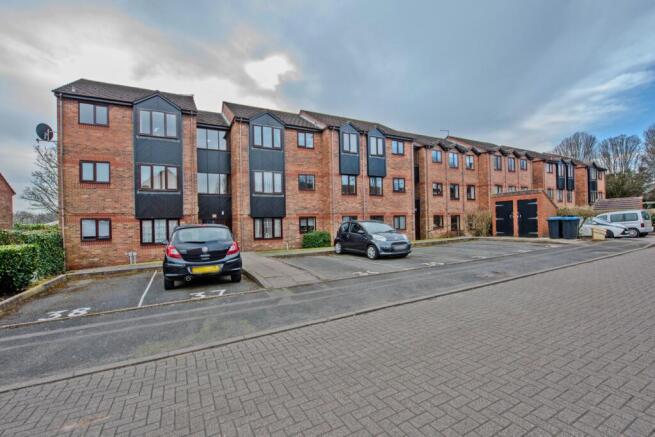 1 bed property, in Woottons Court, £95,000