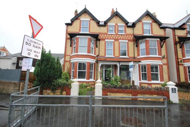 2 bed property, in Greenfield Road, £115,000