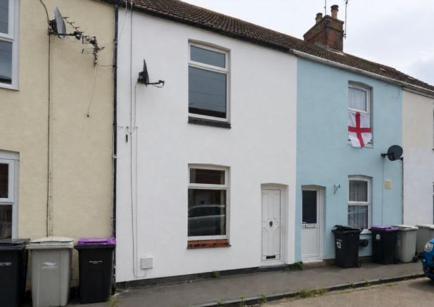 3 bed property, in Victoria Road, £102,000
