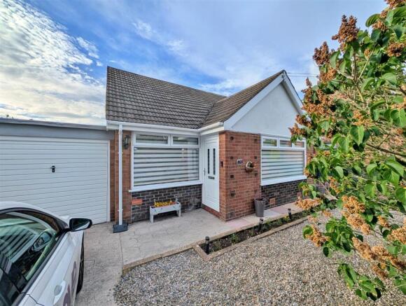 2 bed property, in Winchester Drive, £250,000
