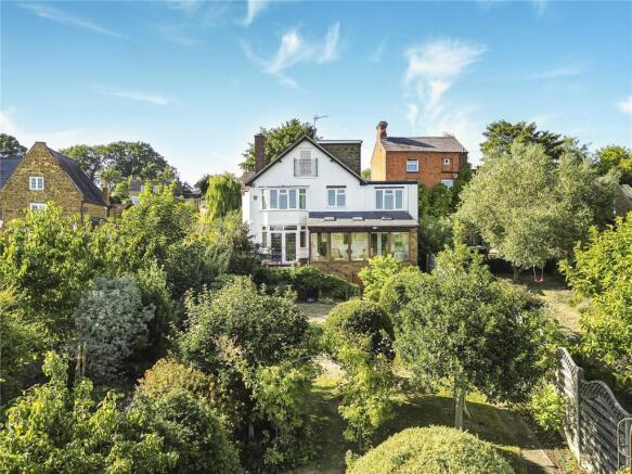 5 bed property, in High Street, £675,000