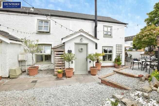 3 bed property, in High Street, £275,000