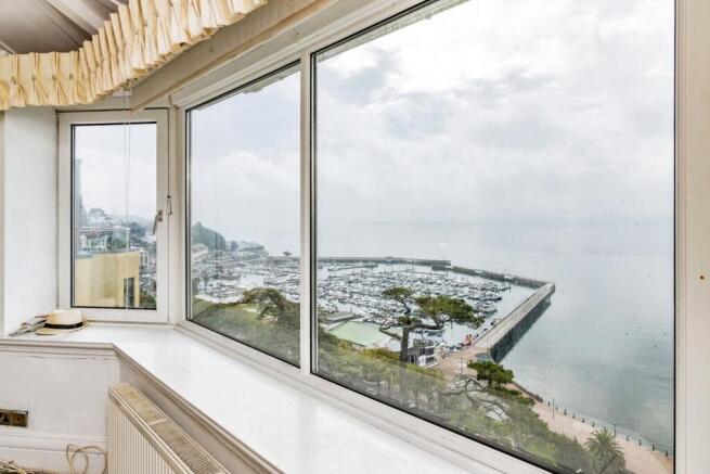 1 bed property, in Bay Fort Mansions, £150,000