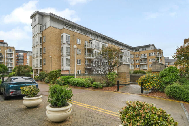 2 bed property, in St. Davids Square, £400,000