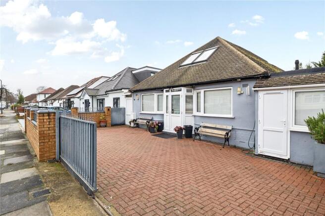 4 bed property, in Woodcock Dell Avenue, £700,000