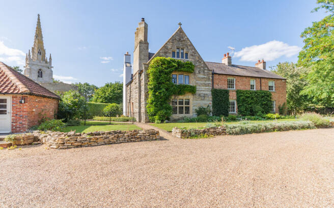 6 bed property, in Main Street, £1,450,000