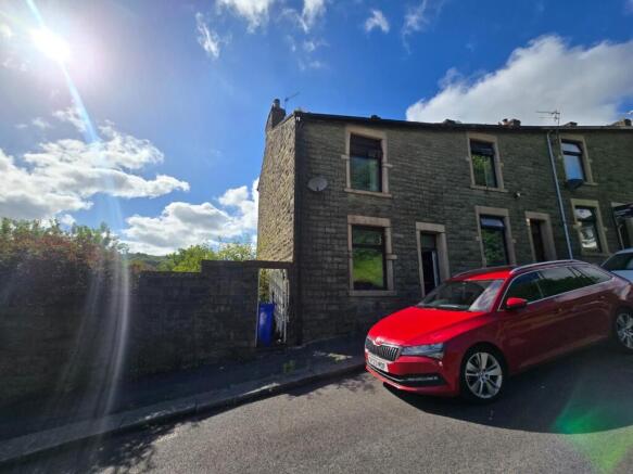 2 bed property, in 61 Townsend Street, £70,000