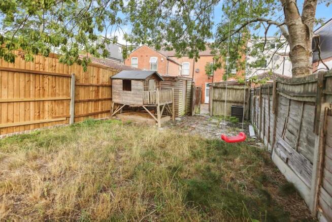 6 bed property, in Raddlebarn Road, £420,000