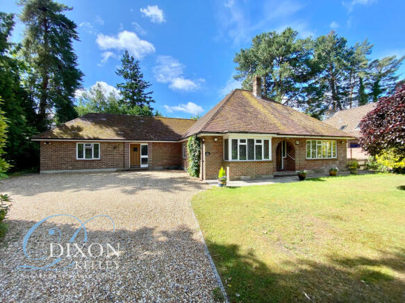 4 bed property, in Golf Links Road, £775,000