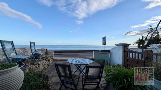 2 bed property, in Wellington Terrace, £300,000