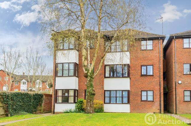 1 bed property, in Fryers Court, £90,000