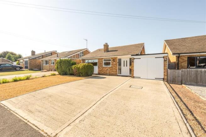 2 bed property, in Deene Close, £375,000