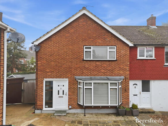 3 bed property, in Newlands Close, £450,000