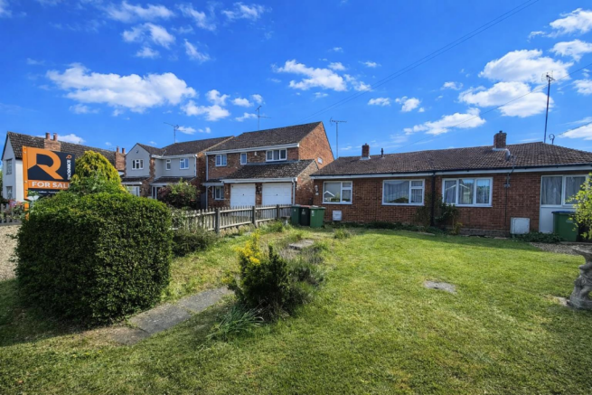 2 bed property, in Wellhead Road, £325,000