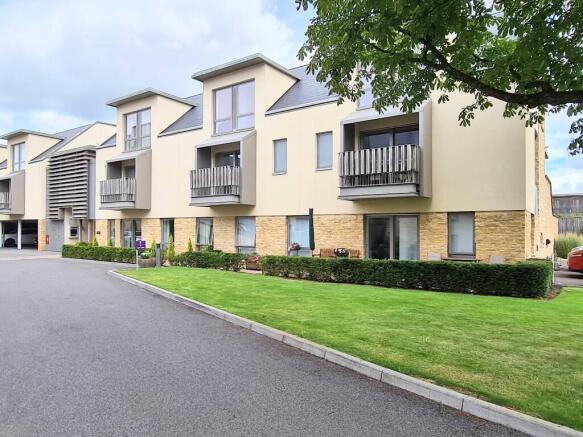2 bed property, in Cirencester Road, £325,000