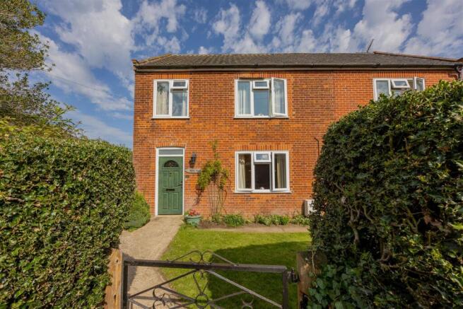 5 bed property, in Rectory Lane, £525,000