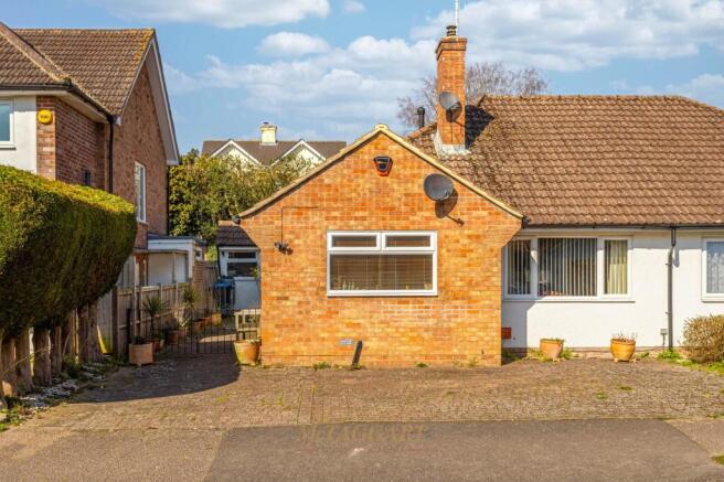 2 bed property, in The Meadow, £425,000