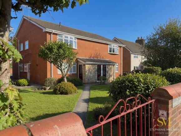 2 bed property, in Ranslett Court, £165,000