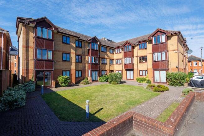 1 bed property, in Cleveland Road, £100,000