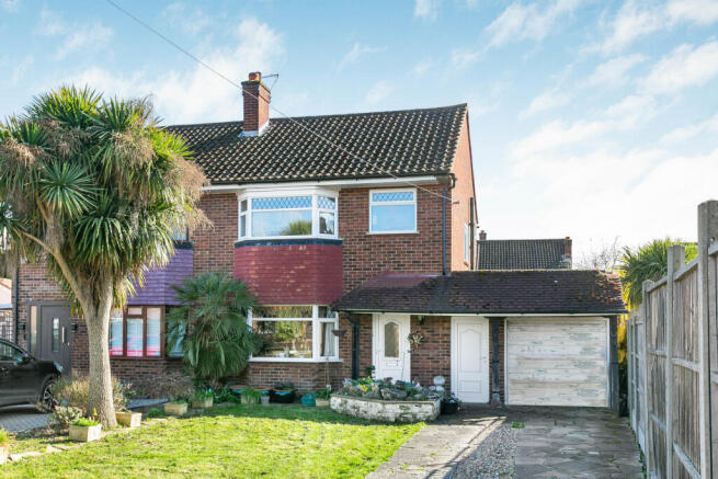 3 bed property, in Cumbernauld Gardens, £560,000