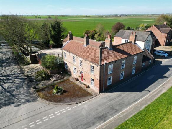 7 bed property, in Little Reedness, £375,000
