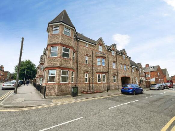 2 bed property, in Avenue Road, £117,000