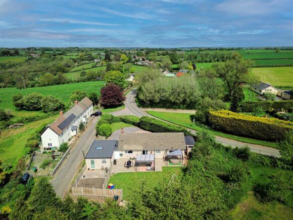 4 bed property, in Smeatharpe, £550,000