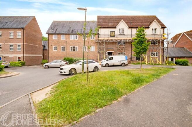 2 bed property, in Harwood Close, £195,000