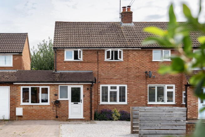 3 bed property, in Deans Furlong, £750,000