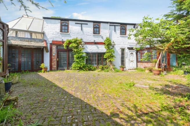 3 bed property, in Priory Road, £250,000