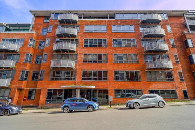 2 bed property, in Upper College Street, £185,000