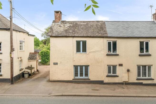 2 bed property, in Newton St. Cyres, £250,000