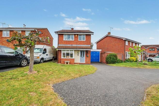 3 bed property, in Chesterton Drive, £270,000