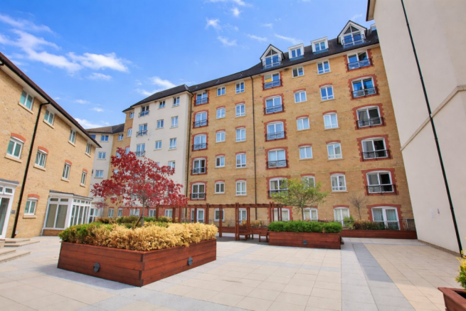 2 bed property, in Broad Street, £130,000