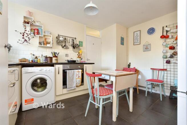 2 bed property, in Lower Road, £180,000