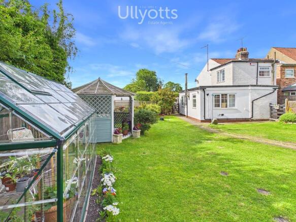 2 bed property, in High Street, £289,950