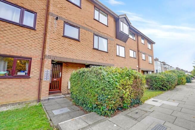 1 bed property, in Tysoe Avenue, £200,000
