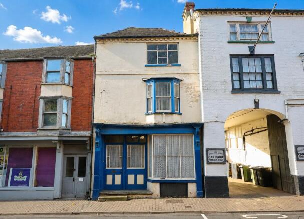 5 bed property, in The Southend, £117,000