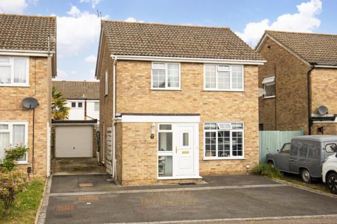 3 bed property, in Avondale Close, £500,000