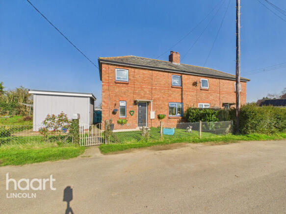 2 bed property, in Main Street, £200,000