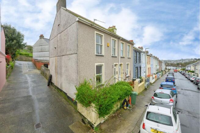 2 bed property, in Sithney Street, £150,000
