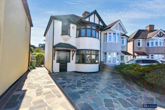 3 bed property, in Warwick Gardens, £600,000