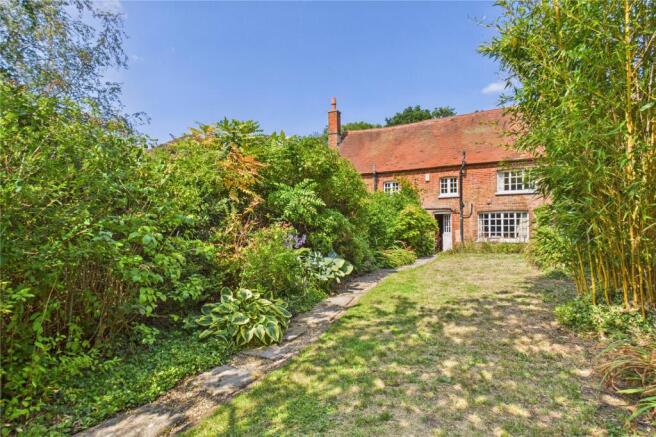 3 bed property, in Reading Road, £475,000